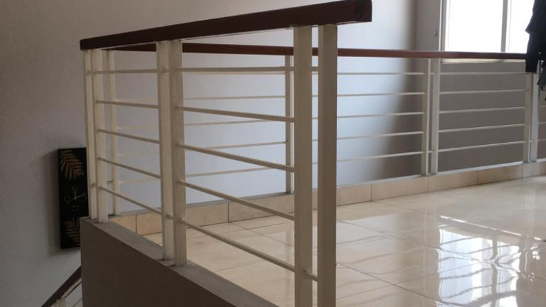 rumah di the green halaman belakang luas