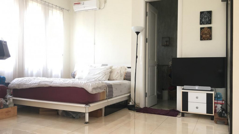 rumah di the green halaman belakang luas