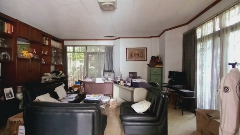 RUMAH DI DHARMAWANGSA X, KEBAYORAN BARU, BENTUK TANAH KOTAK, JALAN 2 ARAH, LEBAR DEPAN 23 METER, SHM