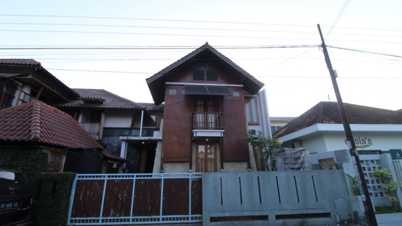 RUMAH FULL FURNISH DENGAN DESAIN RUMAH PAVILIUN YANG CANTIK, DEKAT MALLIOBORO