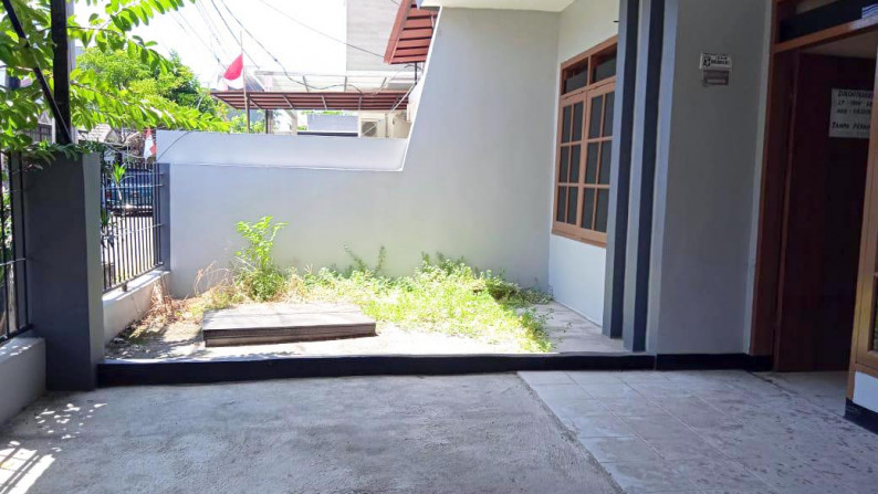 Rumah di Babatan Mukti, Sudah Renovasi, Row Jalan Lebar, Siap Huni