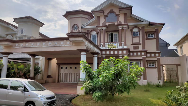 Rumah besar di cluster Premium kota wisata