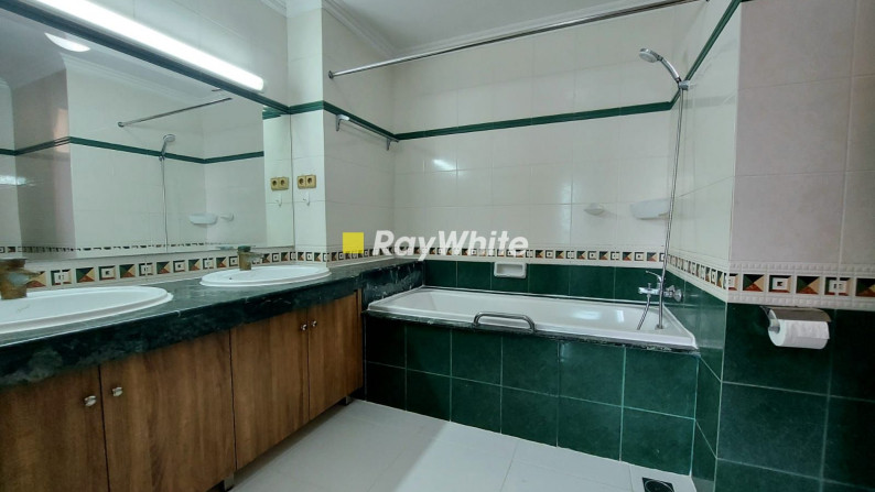 For Sale/Rent: Apartemen Prestige Greenview Pondok Indah, Furnished, 4 BR