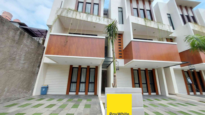 BRAND NEW HOUSE (RUMAH CONTOH) DI CILANDAK, FURNISHED, SANGAT DEKAT AKSES TOL JORR