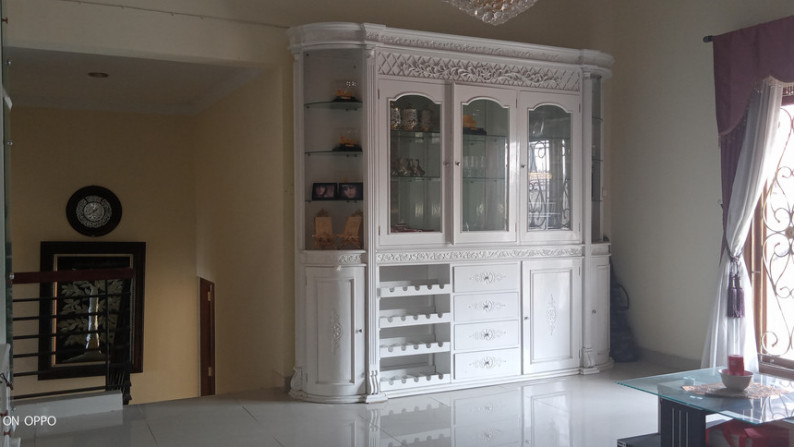 Rumah dengan kolam renang Full Furnish Dekat Ambarukmo Plaza Yogyakarta