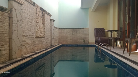 Rumah dengan kolam renang Full Furnish Dekat Ambarukmo Plaza Yogyakarta