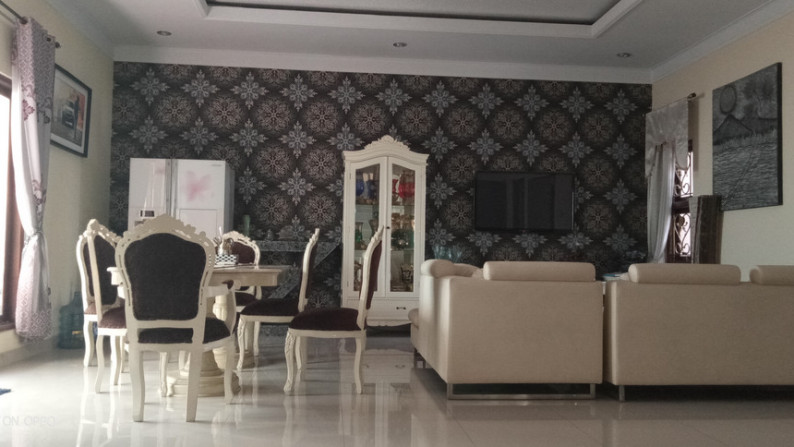 Rumah dengan kolam renang Full Furnish Dekat Ambarukmo Plaza Yogyakarta