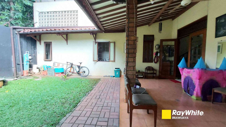 RUMAH DI BUMI KARANG INDAH, LEBAK BULUS, JAKSEL, ADA TAMAN DEPAN DAN TAMAN BELAKANG