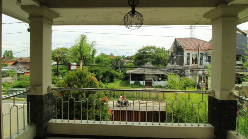 RUMAH MEWAH FULL FURNISH DENGAN KOLAM RENANG PRIBADI DI JL DAMAI SLEMAN