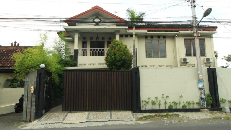 RUMAH MEWAH FULL FURNISH DENGAN KOLAM RENANG PRIBADI DI JL DAMAI SLEMAN