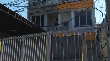Ruko di Jalan Raya Sukomanunggal, Surabaya