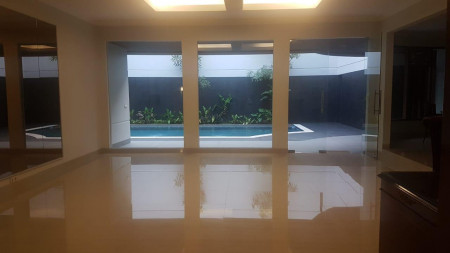 Rumah Bagus Dengan Kolam Renang di Pondok Indah