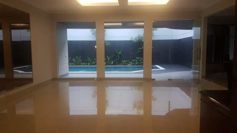 Rumah Bagus Dengan Kolam Renang di Pondok Indah