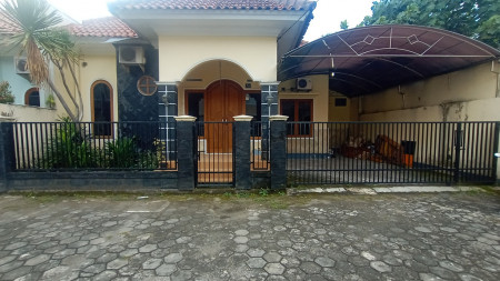 RUMAH TINGGAL MINIMALIS DALAM PERUMAHAN NANDAN REGENCY DEKAT RINGROAD UTARA