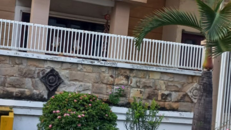 Rumah Hook di Darmo Indah Barat, Surabaya