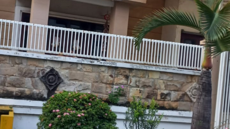 Rumah Hook di Darmo Indah Barat, Surabaya