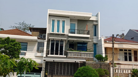 Dijual Rumah Bagus Modern di Green Garden, Jakarta Barat