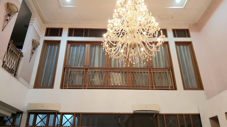 Dijual Rumah Cantik dan Elegan di Green Garden, Jakarta Barat