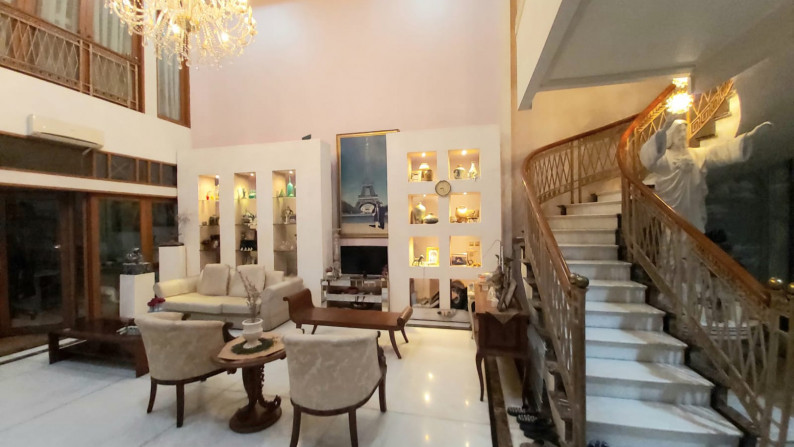 Dijual Rumah Cantik dan Elegan di Green Garden, Jakarta Barat