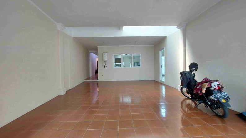 RUMAH DI BRAWIJAYA, KEBAYORAN BARU, SIAP HUNI, PRIVATE POOL, 4 BEDROOMS