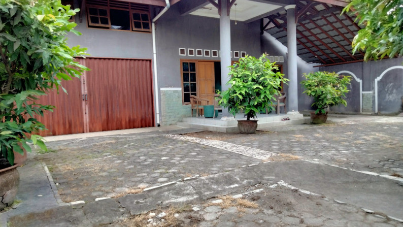 Rumah Luas dengan kolam renang dekat Kampus ISI yogyakarta