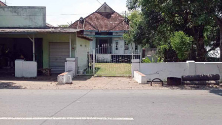 Rumah di Jl. Merdeka, Mojowarno - Jombang, Halaman Luas, Nol Jalan Raya