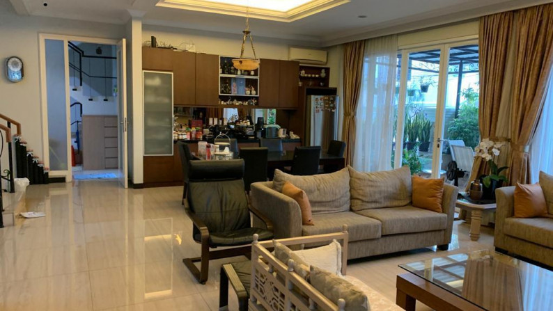 Rumah Hoek Gading Arcadia, Kelapa Gading Luas 280m2