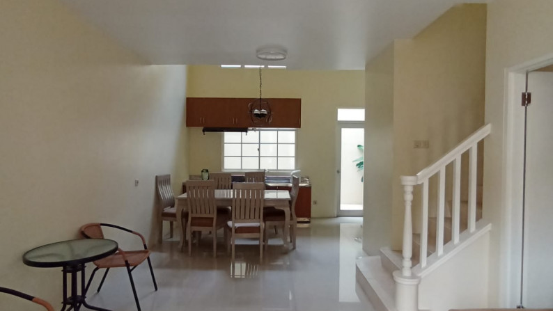 Disewakan townhouse cantik dan Full furnish di Taman Paris 1 - Lippo Karawaci