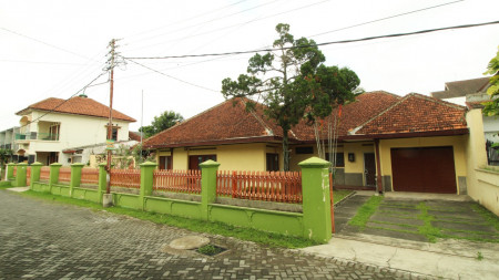 RUMAH STRATEGIS DAN LUAS DEKAT UGM DEPOK SLEMAN YOGYAKARTA