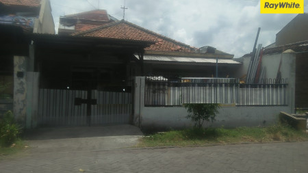 Rumah di Dukuh Kupang Timur, Surabaya Barat