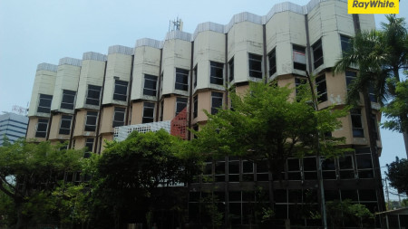 Gedung Kantor di Taman Ais Nasution Pangsud, Surabaya Pusat