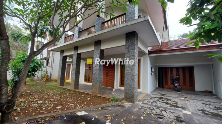 Rumah cantik, terawat dan multi fungsi di Wijaya, Kebayoran Baru