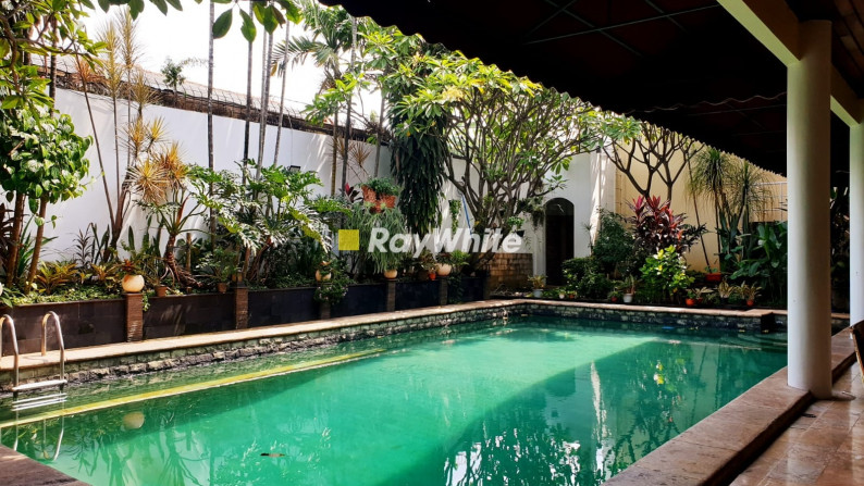 Rumah Mewah Desain Etnik dengan Private Pool di Jagakarsa