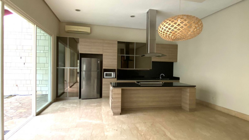 Rumah Lux, di Jl Duta Permai, Pondok Indah, Jaksel.