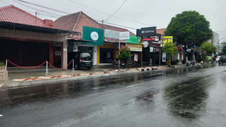 RUANG USAHA DIKAWASAN KOMERSIAL DI JL PARANGTRITIS, MANTRIJERON, YOGYAKARTA