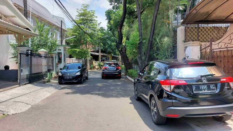 RUMAH DI HANG LEKIR, KEBAYORAN BARU, DEKAT SENAYAN, BISA SEWA BUAT KANTOR