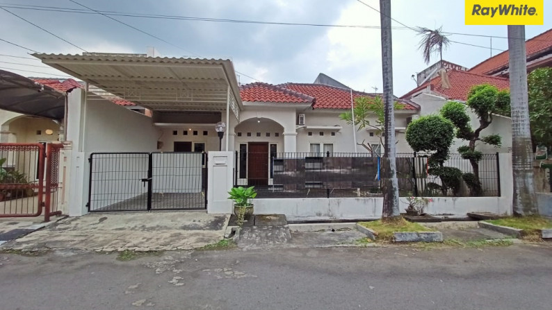 Rumah di Nginden Intan Barat, Surabaya