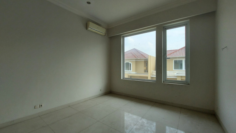 Rumah dalam townhouse ampera raya