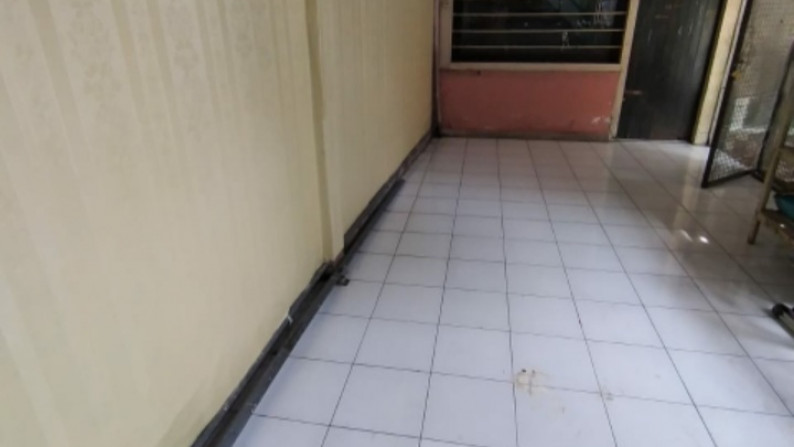 Rumah 3 lantai di Jalan Patua, Surabaya Pusat