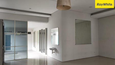 Rumah Usaha di Jl Khairil Anwar, Surabaya Pusat