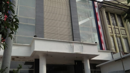 Gedung Kantor Pusat Kota di Jalan Raya Sulawesi, Surabaya