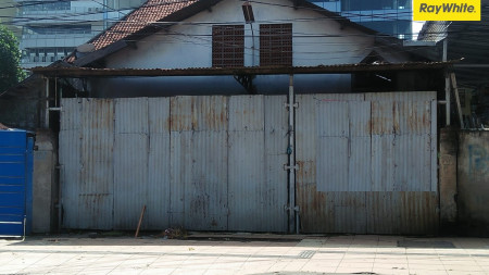 Rumah Pusat Kota Strategis di Jalan Basuki Rahmad, Surabaya