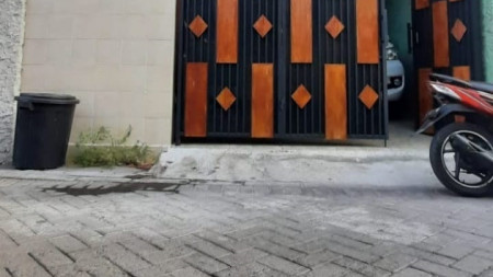 Rumah di Jalan Ngesong Dukuh Kupang, Surabaya Barat