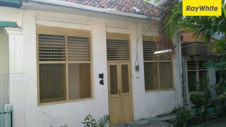 Rumah di Jl Temanggungan, Baliwerti Surabaya Pusat