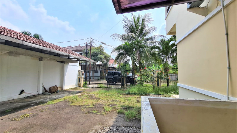 Rumah Dengan Halaman Luas Lingkungan Asri Di Cirendeu.