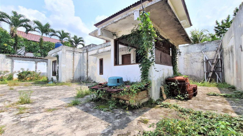 Rumah Dengan Halaman Luas Lingkungan Asri Di Cirendeu.