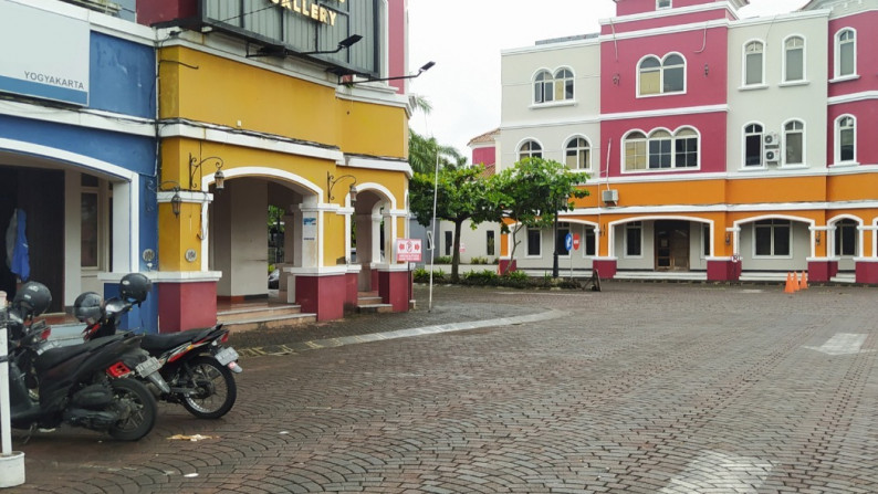 RUKO 3 LANTAI SIAP PAKAI DIKAWASAN PERUMAHAN ELIT CASA GRANDE, RINGROAD UTARA