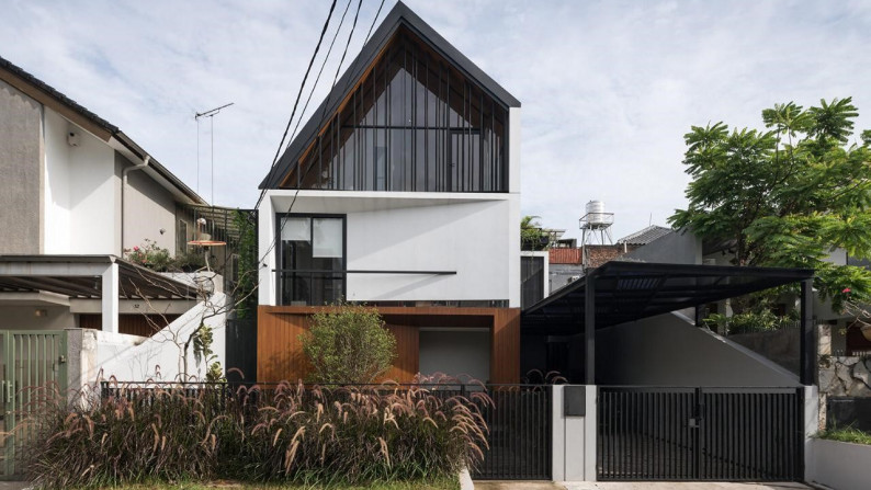 Rumah Modern Minimalis Siap Huni Di Pondok Indah.