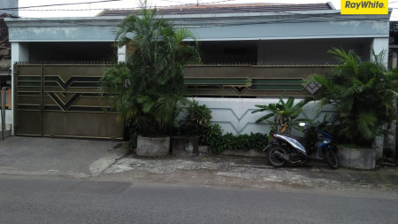 Rumah Pusat Kota di Jalan Padmosusastro, Surabaya