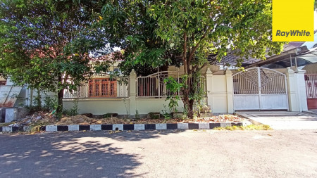 Rumah di Jalan Manyar Kartika Timur, Surabaya